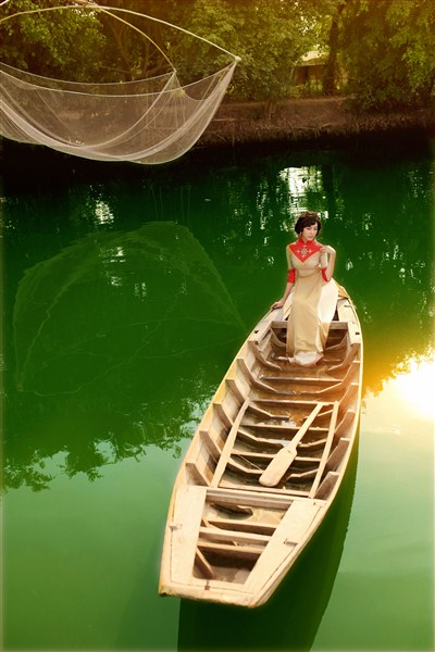 Người[-]mẫu[-]Thúy[-]Vân[-]diện[-]áo[-]dài[-]hòa[-]cùng[-]thiên[-]nhiên,[-]sông[-]nước